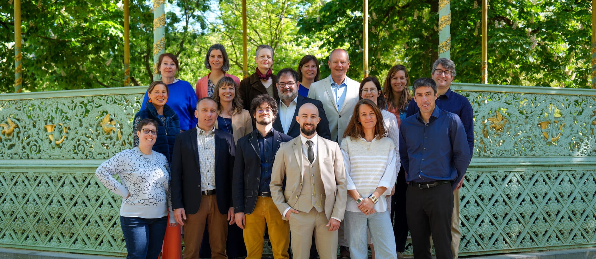 Photo de groupe d’une équipe d’entreprise réalisée dans un parc à Bruxelles