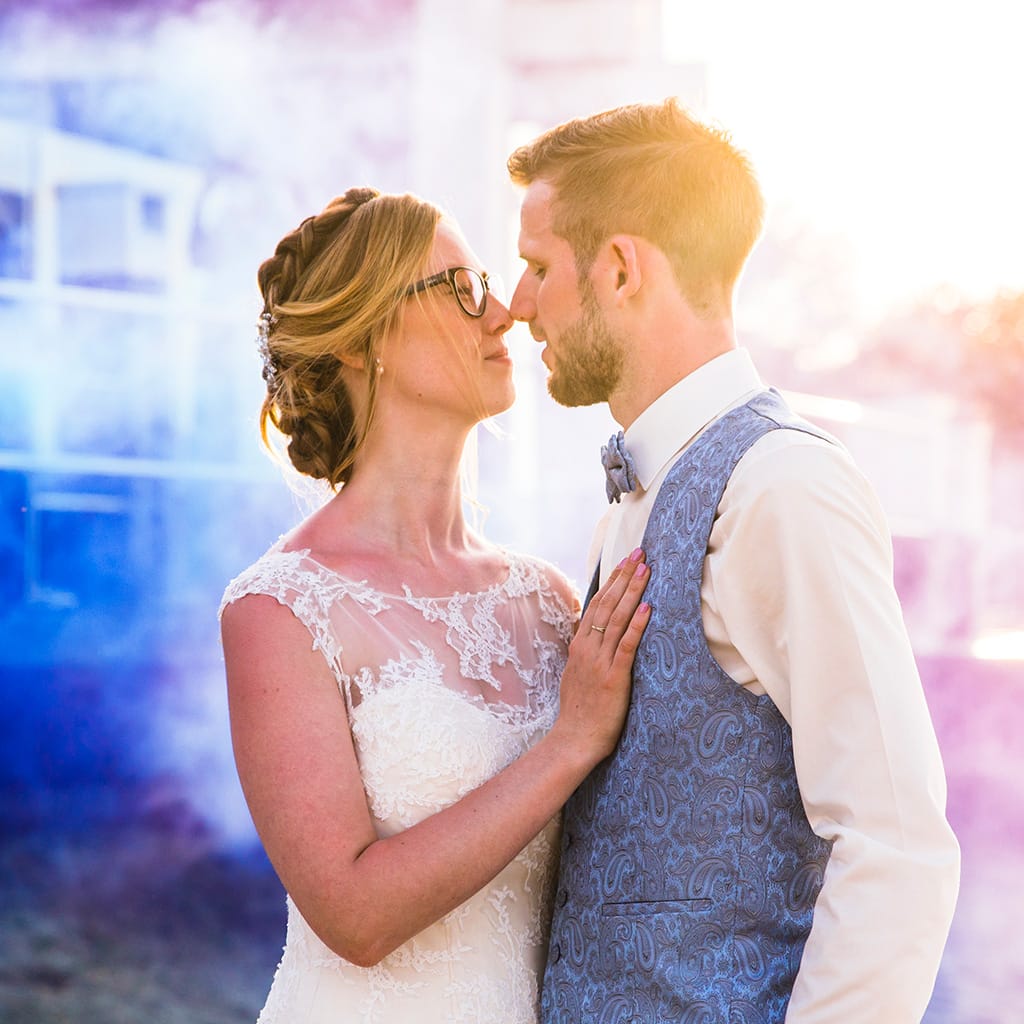 Séance photo de couple au coucher du soleil après un mariage à Bruxelles