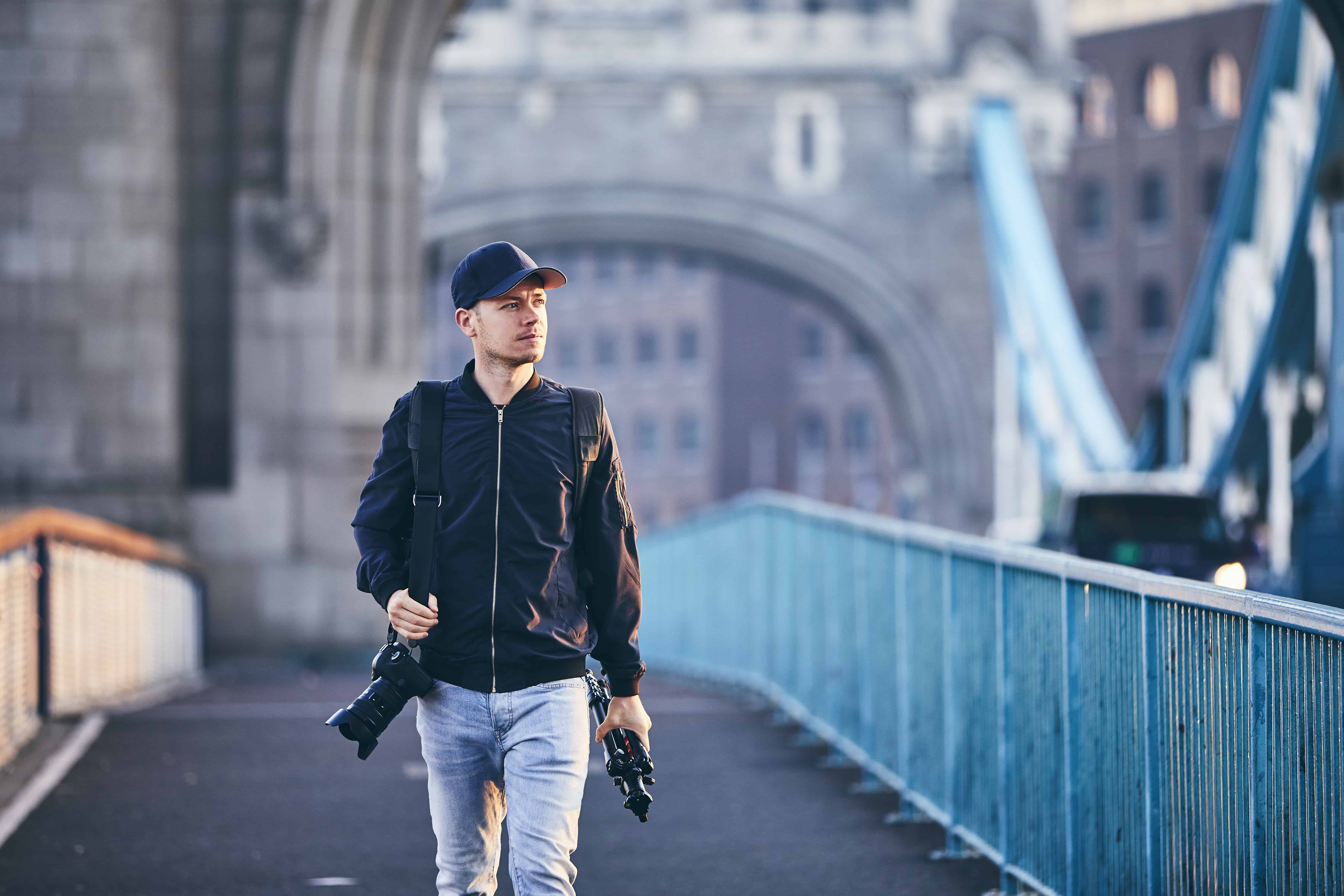 Photographe se promenant en ville